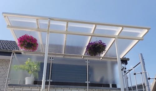 Balkonüberdachung aus Aluminium Weiß mit Stegplatten