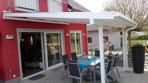 Terrassenüberdachung aus Aluminium Weiß mit Photovoltaikdach