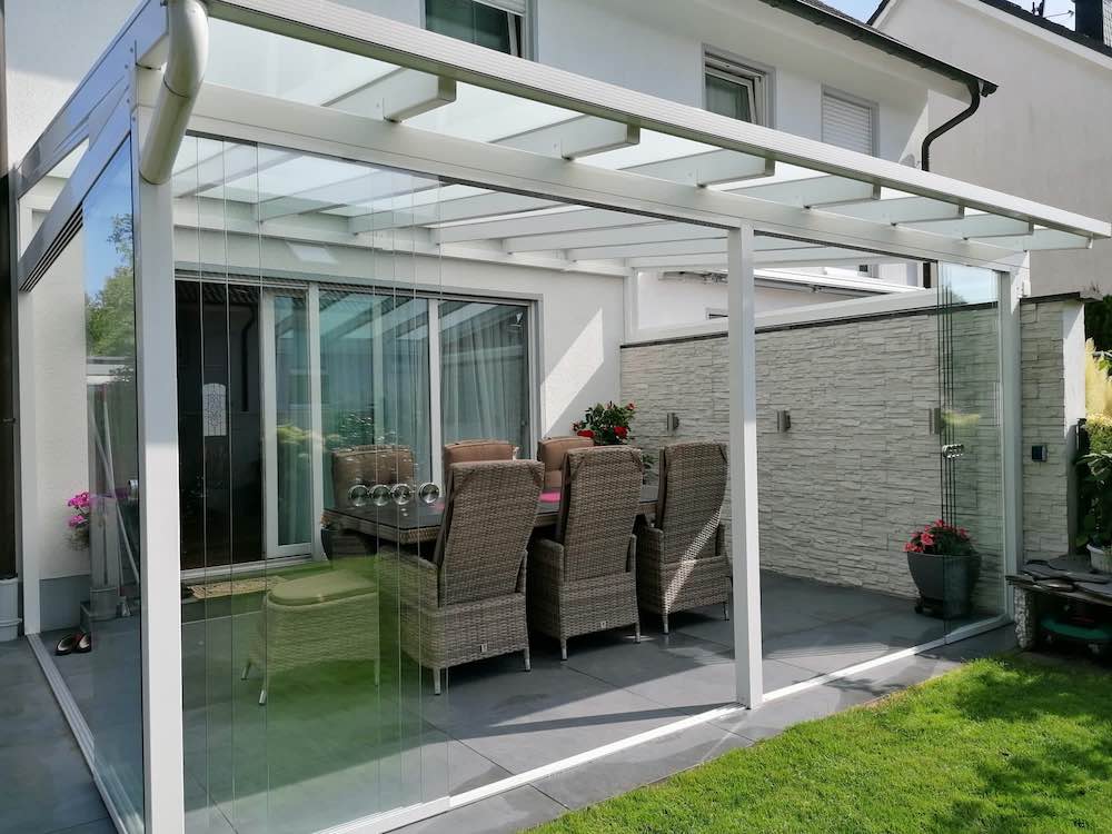 Wintergarten aus Aluminium Weiß mit ESG Glasschiebewand